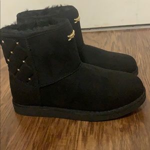 Black fur boots